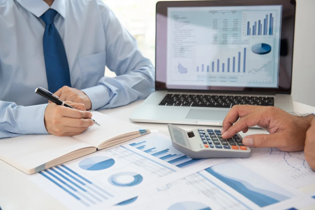Contador analisando relatórios financeiros